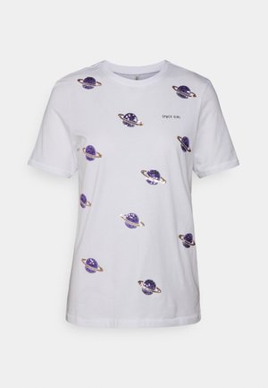 Hvid bomulds-T-shirt med flere lilla planetmotiver med guld-ringe. Teksten "SPACE GIRL" trykt i sort på forsiden.