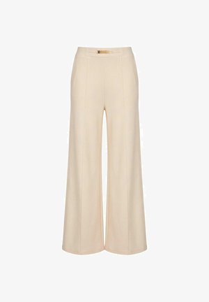 Pantaloni beige a gamba larga con vita alta e piccolo dettaglio con fibbia dorata sulla cintura, mostrati su sfondo bianco.
