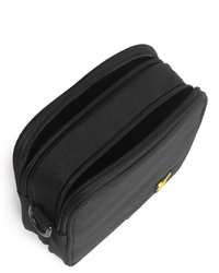 Svart rektangulär dubbelzippered väska med texturerat tyg och en liten gul logotyp på framsidan, fotograferad på vit bakgrund.