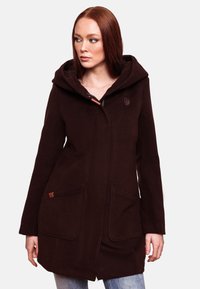 Manteau à capuche brun en tissu doux, avec poches latérales, fermeture éclair à l'avant et un logo discret sur la poitrine. Texture lisse sur l'ensemble.