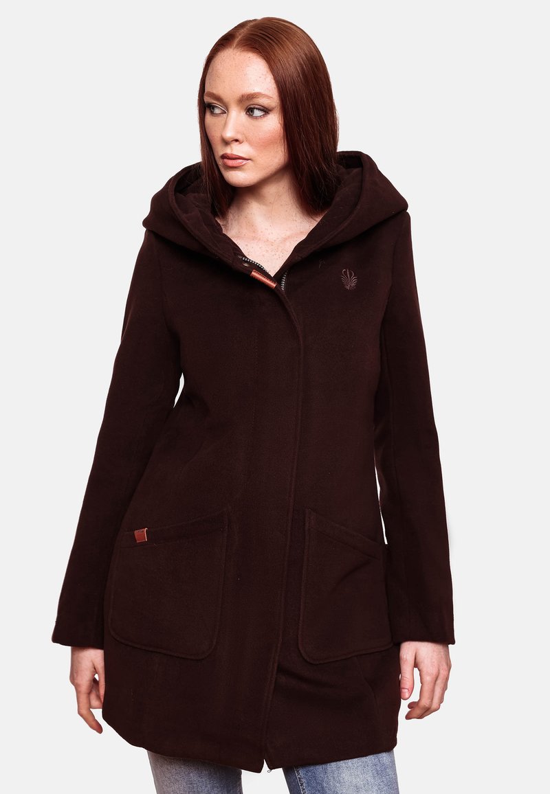 Manteau à capuche brun en tissu doux, avec poches latérales, fermeture éclair à l'avant et un logo discret sur la poitrine. Texture lisse sur l'ensemble.