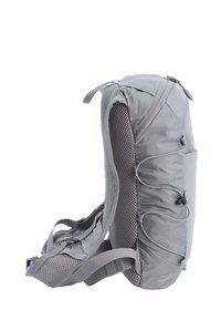 Grauer Rucksack mit einer strukturierten Oberfläche, ausgestattet mit Mesh-Trägern, Seitentaschen und verstellbaren Schnüren für zusätzlichen Stauraum. Kompaktes und schlankes Design.