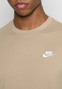 Nike Sportswear CLUB TEE - T-shirt básica - limestone/white