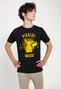 Schwarzes Baumwoll-T-Shirt mit einem gelben Pikachu-Graphic, umgeben von Blitzen und Text, der es als "Elektro-Typ" beschreibt, sowie seiner Pokédex-Nummer.