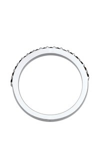 Inel din argint cu o bandă netedă, având o textură linii și accente închise de-a lungul marginii, care prezintă un design minimalist.