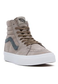 Sneaker alta in suede grigio chiaro con lacci marroni e una striscia laterale blu testurizzata. Caratterizzata da suola in gomma bianca e un'etichetta con il logo distintivo.