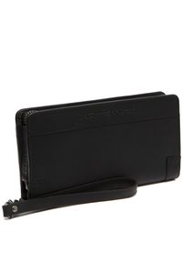 Zwarte leren portemonnee met ritssluiting, polsband en gegraveerd logo. Heeft een slank ontwerp en een gladde textuur, met minimale hardwaredetails.