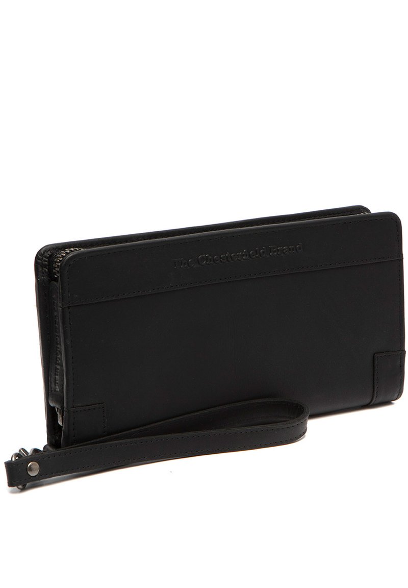 Zwarte leren portemonnee met ritssluiting, polsband en gegraveerd logo. Heeft een slank ontwerp en een gladde textuur, met minimale hardwaredetails.