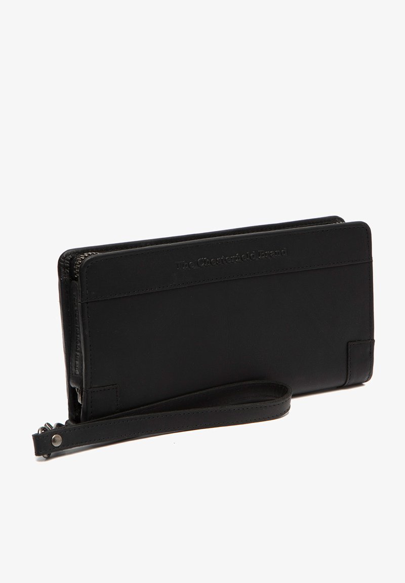 Zwarte leren portemonnee met ritssluiting, polsband en gegraveerd logo. Heeft een slank ontwerp en een gladde textuur, met minimale hardwaredetails.