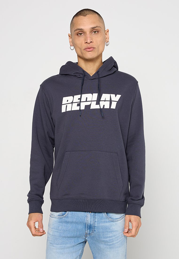 Marineblaue Kapuzenjacke aus Baumwollmischung, mit großem weißen "REPLAY"-Logo, vorderer Tasche und Kordelzug-Kapuze. Lässige Passform.
