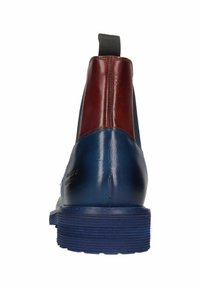 Botas de cuero hasta el tobillo con un cuerpo azul marino y un acento de cuero marrón. Incluyen una suela texturizada y un asa para facilitar su puesta.