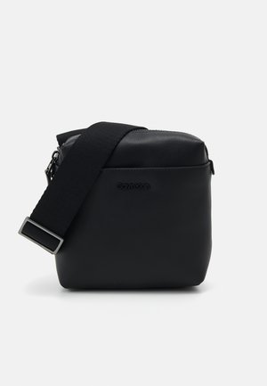 Borsa a tracolla in pelle nera con forma rettangolare, dotata di chiusura con zip e tracolla in tessuto regolabile abbinata.