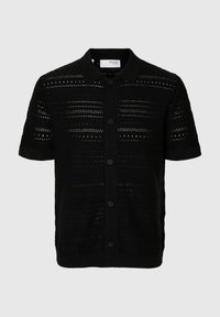 Camicetta nera a maniche corte in maglia con colletto button-down, caratterizzata da un motivo testurizzato di aperture orizzontali e verticali.