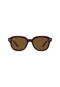 Occhiali da sole con tonalità marrone e montatura in tartaruga scura. Lenti quadrate con un design spesso e dettaglio del logo sulla parte sinistra dell'asta.