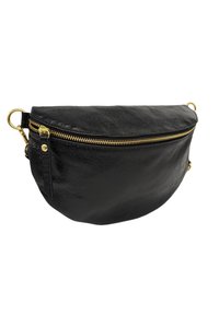 Pochette en cuir noir avec fermeture éclair dorée, de forme ronde, silhouette plate et poche latérale. Présente des accents en métal et une texture lisse.