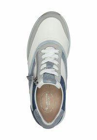 Sneaker bianco in pelle con accenti grigi e blu, caratterizzato da superfici testurizzate, punta rotonda, chiusura con lacci e dettaglio con zip laterale.