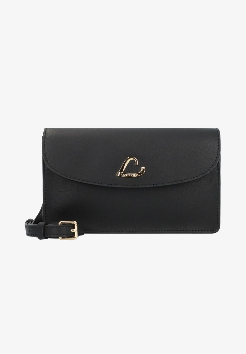 Portafoglio in pelle nera con chiusura a pattina, logo in accento oro e tracolla regolabile; texture liscia con linee pulite e dettagli minimi.