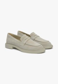 Para kawowych zamszowych loafersów penny z zaokrąglonymi noskami i niskimi, podstawkami na białym tle.
