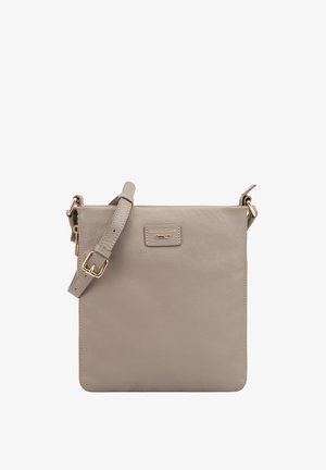 Sac en cuir rectangulaire taupe à bandoulière avec une sangle ajustable et une petite plaque logo dorée au centre avant.