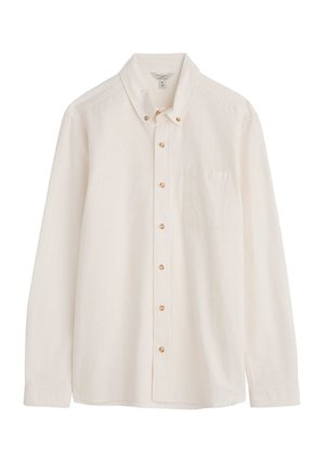 Witte long-sleeve shirt met een button-down kraag, voorzien van een borstzak en lichtbruine knopen langs de sluiting. Zachte textuur.