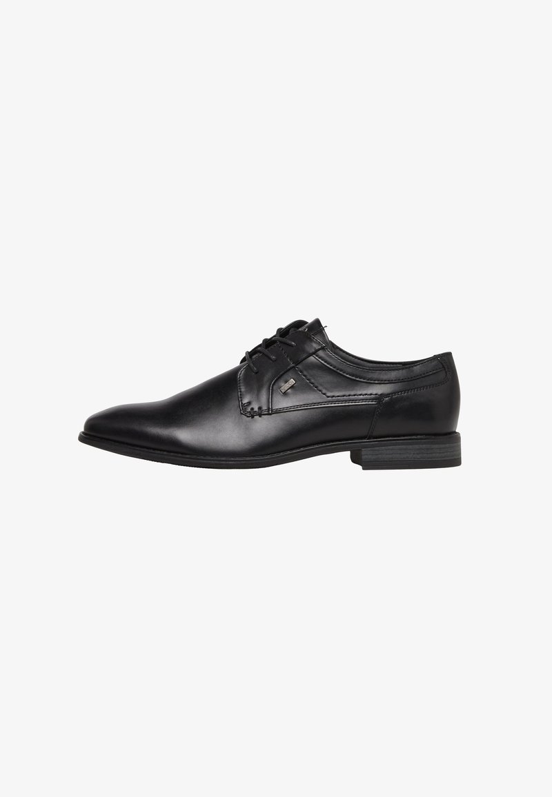 Chaussure habillée pour homme en cuir noir avec bout pointu, fermeture à lacets et petit talon empilé, vue de profil sur fond blanc.