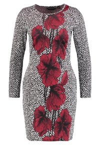 Sukienka z długim rękawem, charakteryzująca się czarno-białym abstrakcyjnym wzorem z wyraźnymi czerwonymi kwiatowymi motywami. Wykonana z miękkiej, elastycznej tkaniny.