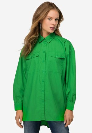 Camicia verde a bottoni, realizzata in tessuto leggero, presenta un colletto a punta, due tasche sul petto e maniche lunghe e aderenti.