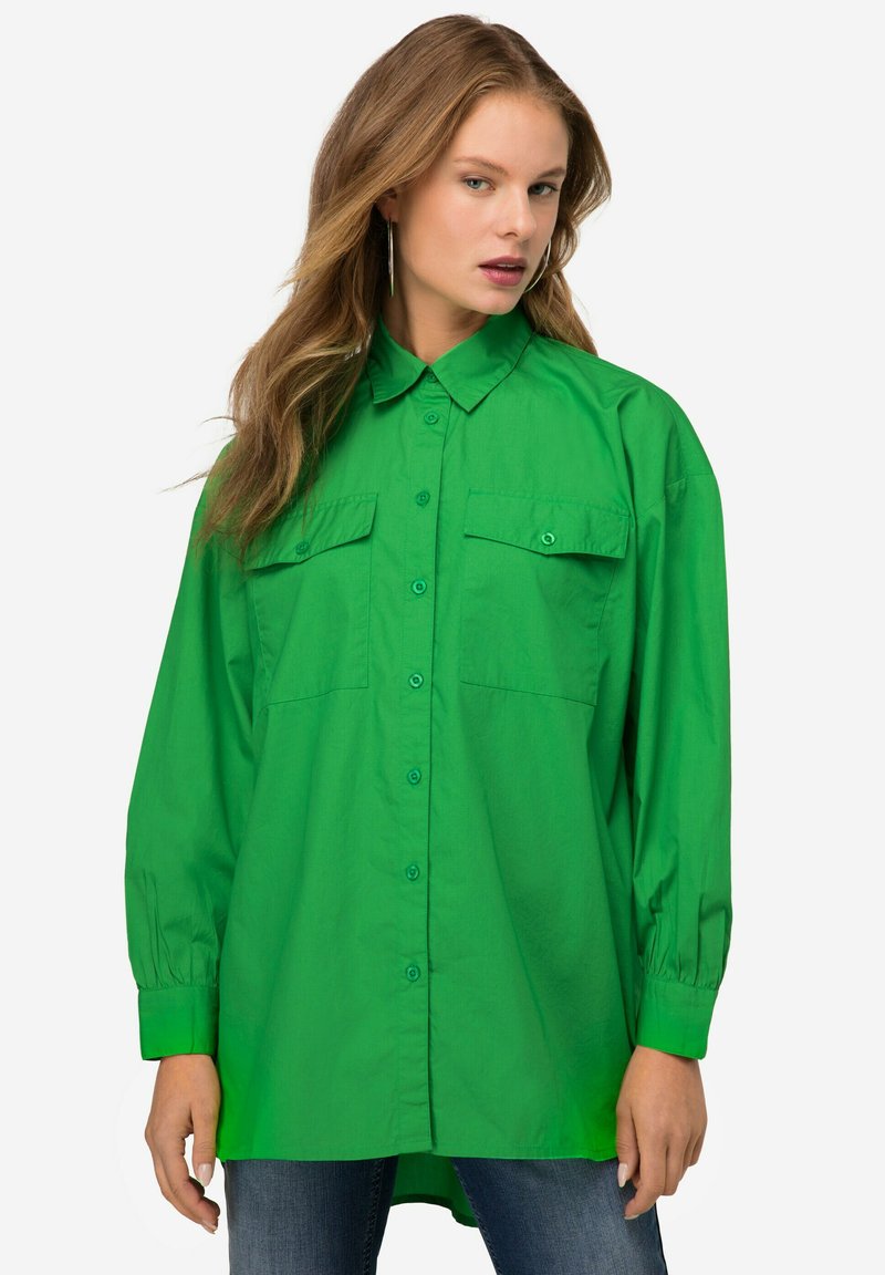Camicia verde a bottoni, realizzata in tessuto leggero, presenta un colletto a punta, due tasche sul petto e maniche lunghe e aderenti.