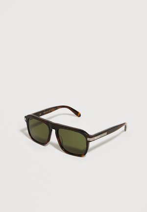 Pravokutne sunčane naočale s uzorkom kornjačevine, tamnozelenim lećama i srebrnim prugastim detaljima na šarkama, smještene na bijeloj površini.