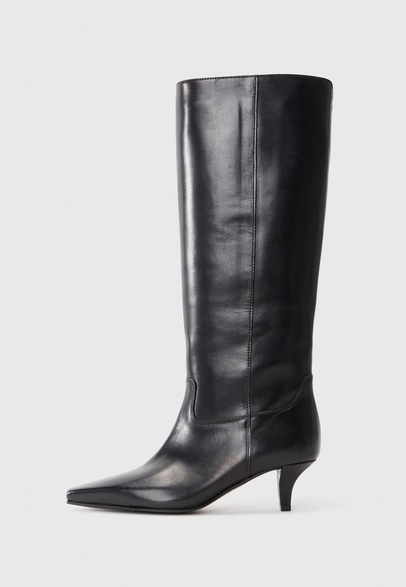 Cizme negre din piele, până la genunchi, cu vârf ascuțit, toc subțire și textură netedă. Prezintă cusături minime și o siluetă elegantă.