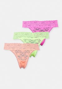Kant stringetjes in neonkleuren: roze, groen en perzik. Met bloemmotieven, gegolfde randen en een doorschijnende textuur.