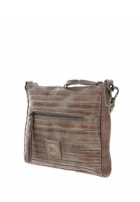 Braune Leder-Crossbody-Tasche mit einer strukturierten, gerippten Oberfläche, ausgestattet mit einer Front-Reißverschlusstasche und einem verstellbaren Trageriemen.