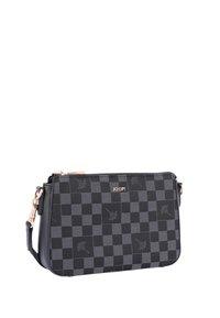 Borsa a tracolla a quadri neri con dettagli in pelle, hardware dorato e motivo floreale in rilievo. Chiusura con zip e tracolla removibile.