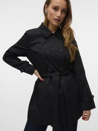 Manteau trench noir à double boutonnage avec une taille ceinturée, des accents de boutons et des poches latérales. Il présente un col classique et des manches longues.