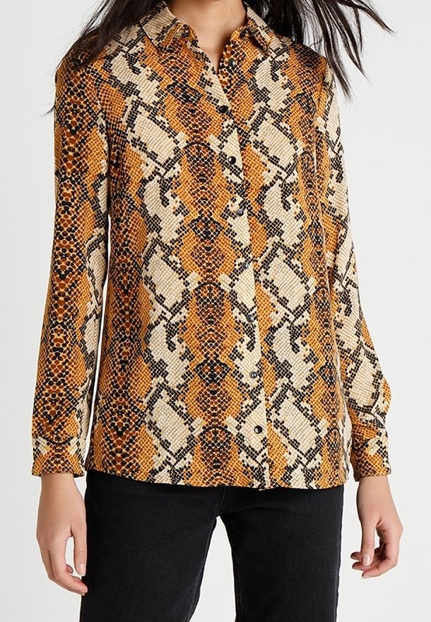 Camicia button-up con stampa di serpente nei colori arancione, nero e crema. Maniche lunghe, colletto e tessuto testurizzato.