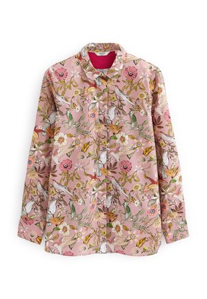 Chemise rose à manches longues boutonnée avec un motif floral et d’oiseaux dans des tons verts, blancs, jaunes et marron.