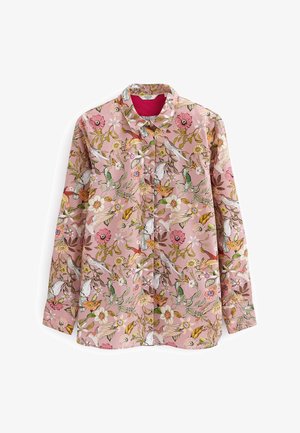 Camisa rosa de manga larga con botones y un estampado floral y de pájaros en tonos verdes, blancos, amarillos y marrones.