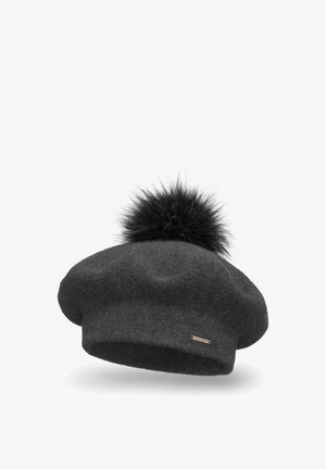 Berretto a maglia grigio con una finitura morbida e testurizzata, caratterizzato da un pom-pom in pelliccia nera sulla sommità e un piccolo accento metallico sul lato.