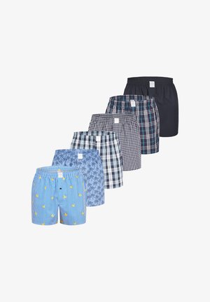 Seks par herrebokser i forskellige mønstre og farver, herunder striber, tern og ensfarvet mørk, med elastisk talje.