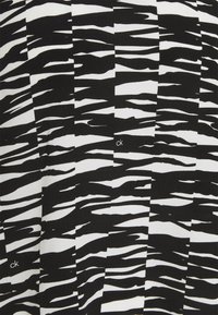 Calvin Klein Blusa - black/ecru