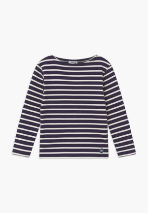 Chemise à manches longues rayée horizontalement bleu marine et blanche avec un col rond et un petit logo circulaire près de l'ourlet.
