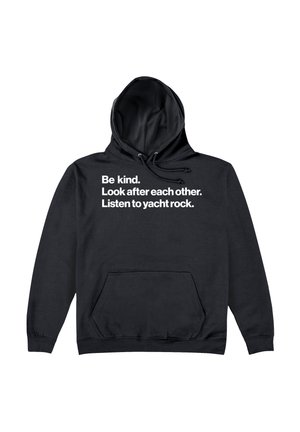 Sort hættetrøje med en frontlomme. Teksten i hvid lyder: "Vær venlig. Tag dig af hinanden. Lyt til yacht rock." Snoretræk til hætten.