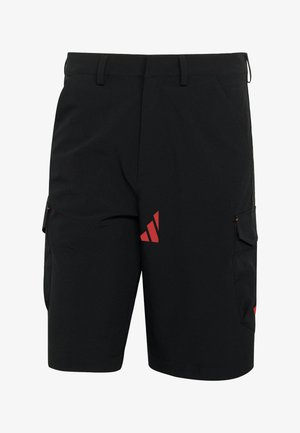 Musta polven mittaiset cargo-shortsit, joissa on etutaskut, sivutaskut läppineen, vyölenkit ja punaiset geometriset logokoristeet.