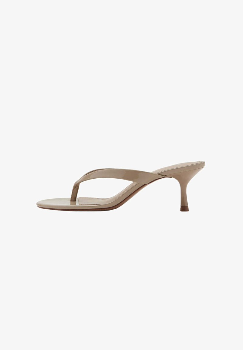 Sandale beige en cuir verni avec un talon kitten pointu et une semelle fine, vue de côté sur fond blanc.