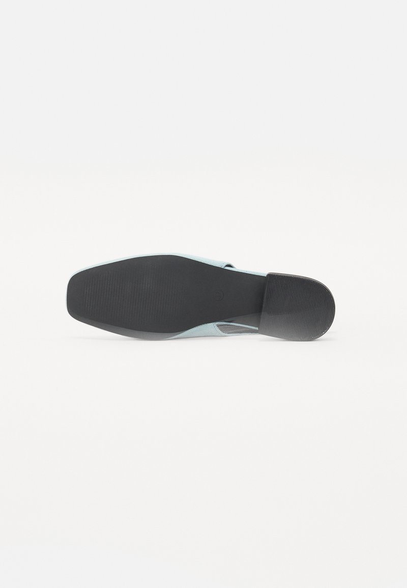 Lichtblauw schoen met een gladde suede bovenkant. Voorzien van een platte zwarte rubberen zool en ontworpen met minimale hardware en accentdetails.
