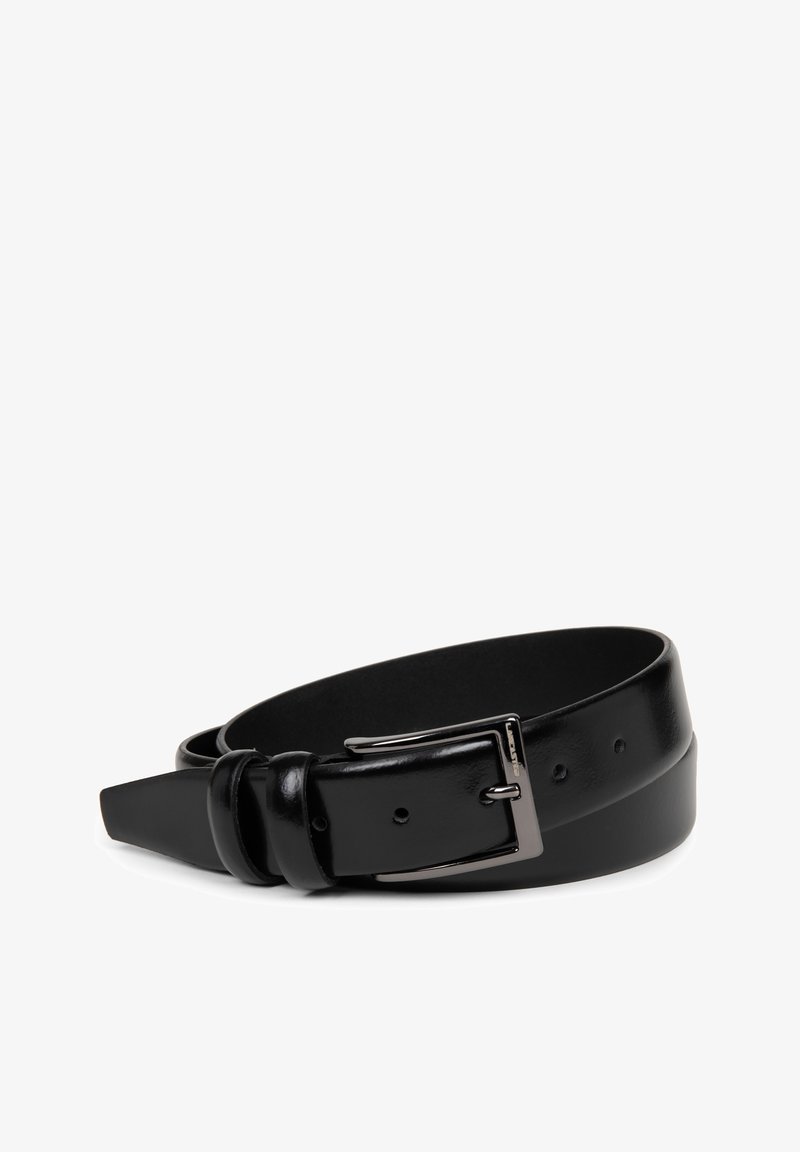 Zwarte leren riem met een gladde textuur, voorzien van een zilveren metalen gesp en gaten voor aanpassing langs de lengte.