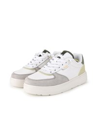 Baskets blanches avec des accents en suède gris, des détails jaune-vert et des tissus texturés. Comprennent de épaisses semelles en caoutchouc blanc et un design à lacets.