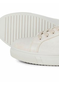 Sneaker bianche realizzate in materiale testurizzato, con punta rotonda, design con lacci e suola in gomma bianca con righe orizzontali.