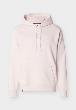 Vaaleanpunainen Nike-huppari, jossa etutasku, säädettävä hupun nyöri sekä kohokuvioitu pyöreä "NikeCourt"-teksti ja logo rinnassa.