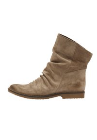 Botte de cheville en suede beige avec un design plissé, un bout pointu et une semelle en caoutchouc texturé et bas. Présente des coutures discrètes et une finition lisse.